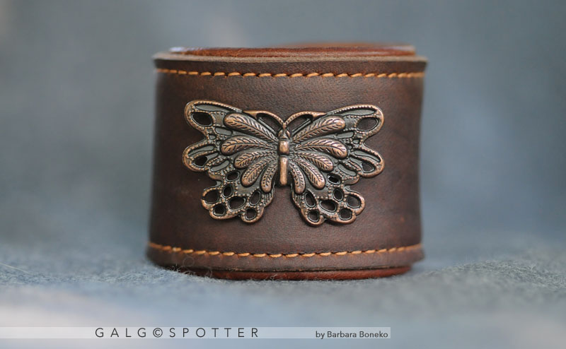 Leder- Armband mit Schmetterlings- Niete